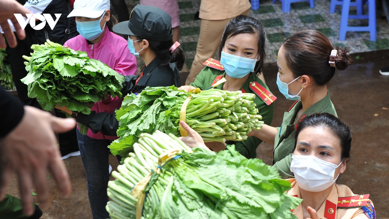 Chuyến xe rau nghĩa tình gửi vào tâm dịch